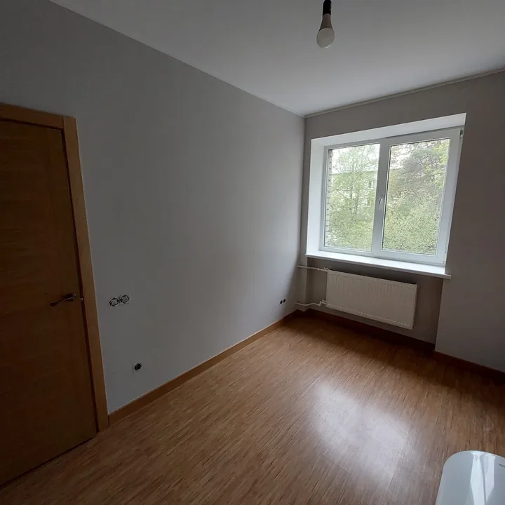 Istabas sienu apdare un grīdas segums