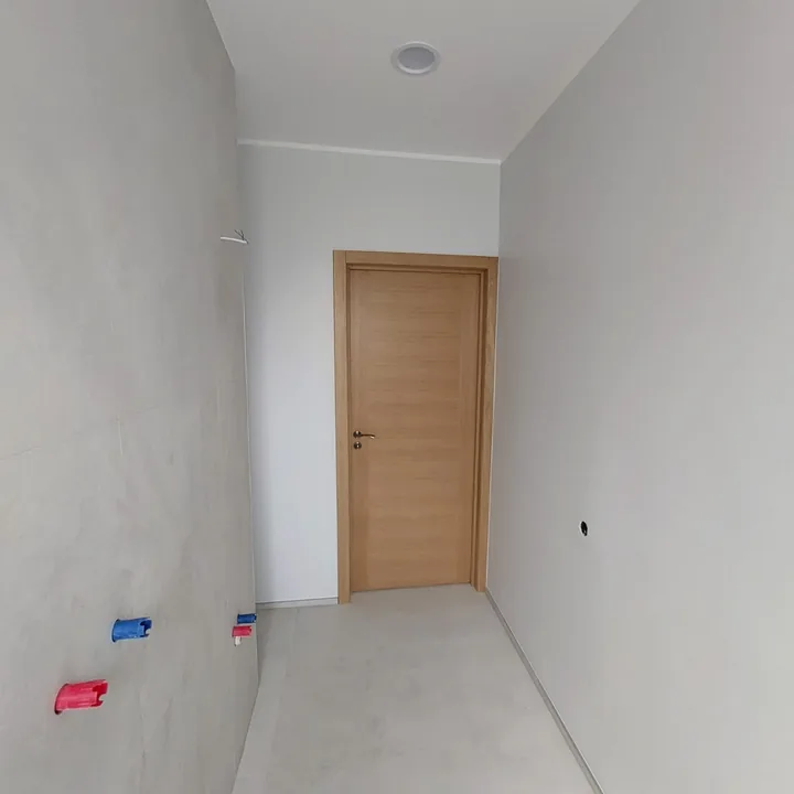 Telpas sienu apdare un koka durvis