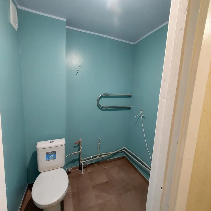 Sanitārās telpas sienu apdare un santehnika